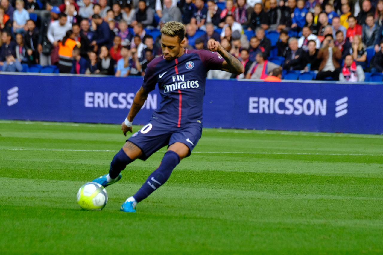 传记作者：莱万年少时常因身材自卑；他与渣叔的关系起初不好（传记作者称：莱万少年常为身材自卑，初期与克洛普关系紧张）