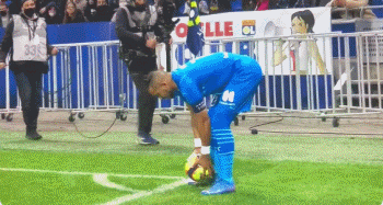 世体：巴黎关注巴萨B队队长科尔特斯，巴萨可与他续约至后年（世体：巴黎有意巴萨B队长科尔特斯，巴萨可选择将其合同续至后年）