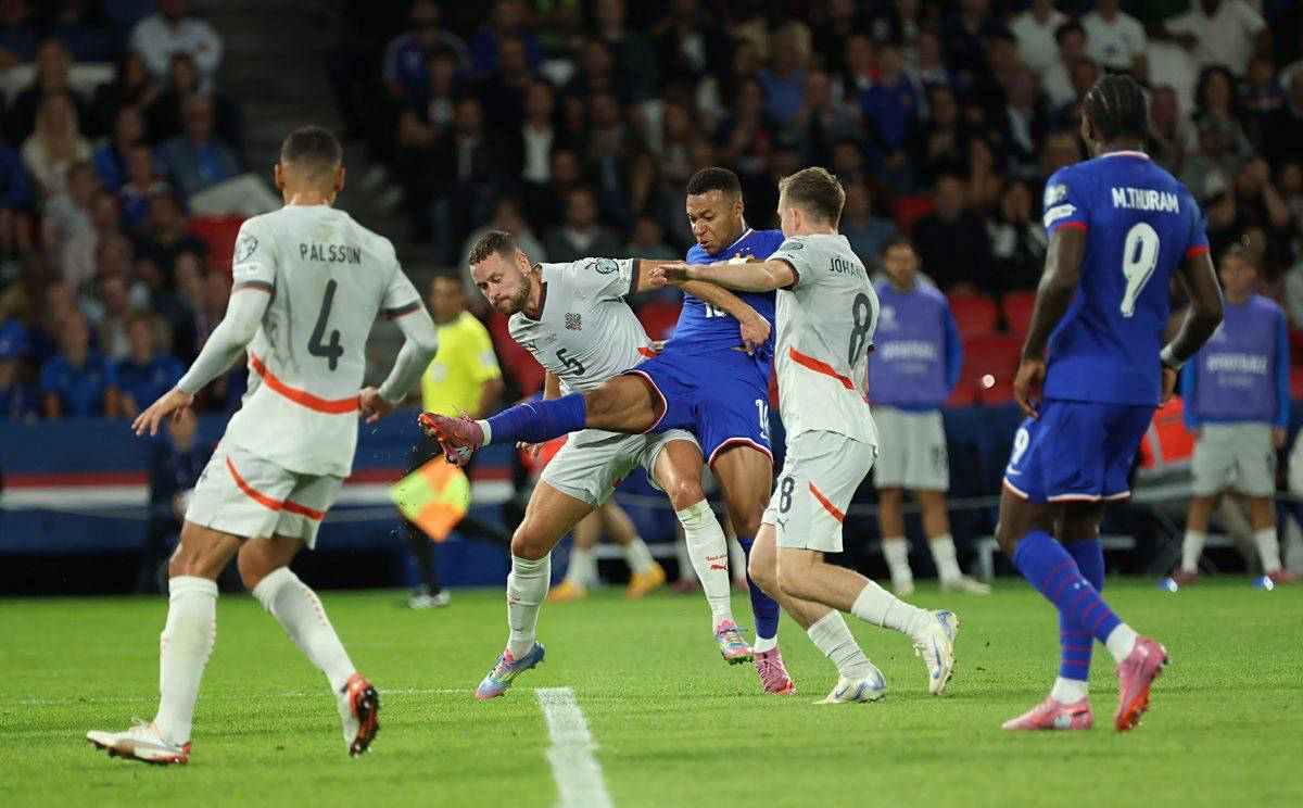 陷入窘境！曾凡博赛后独自离场，一分钟没上被裁也要跟队回美国（曾凡博赛后默然离场：全场未登场，被裁仍随队返美）