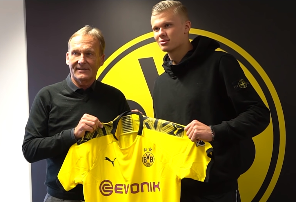 C罗一家海边度假，乔治娜晒比基尼展示性感身材（C罗携家人海边度假，乔治娜比基尼亮相秀火辣曲线）