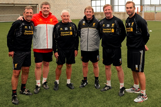 欧冠夺冠赔率：巴萨1赔4居首 大巴黎皇马紧追（欧冠冠军赔率：巴萨1赔4领跑，巴黎与皇马紧随其后）