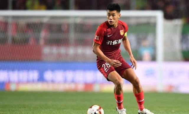 欧冠进球榜更新：莱万连续破门,（欧冠射手榜刷新：莱万连场建功）