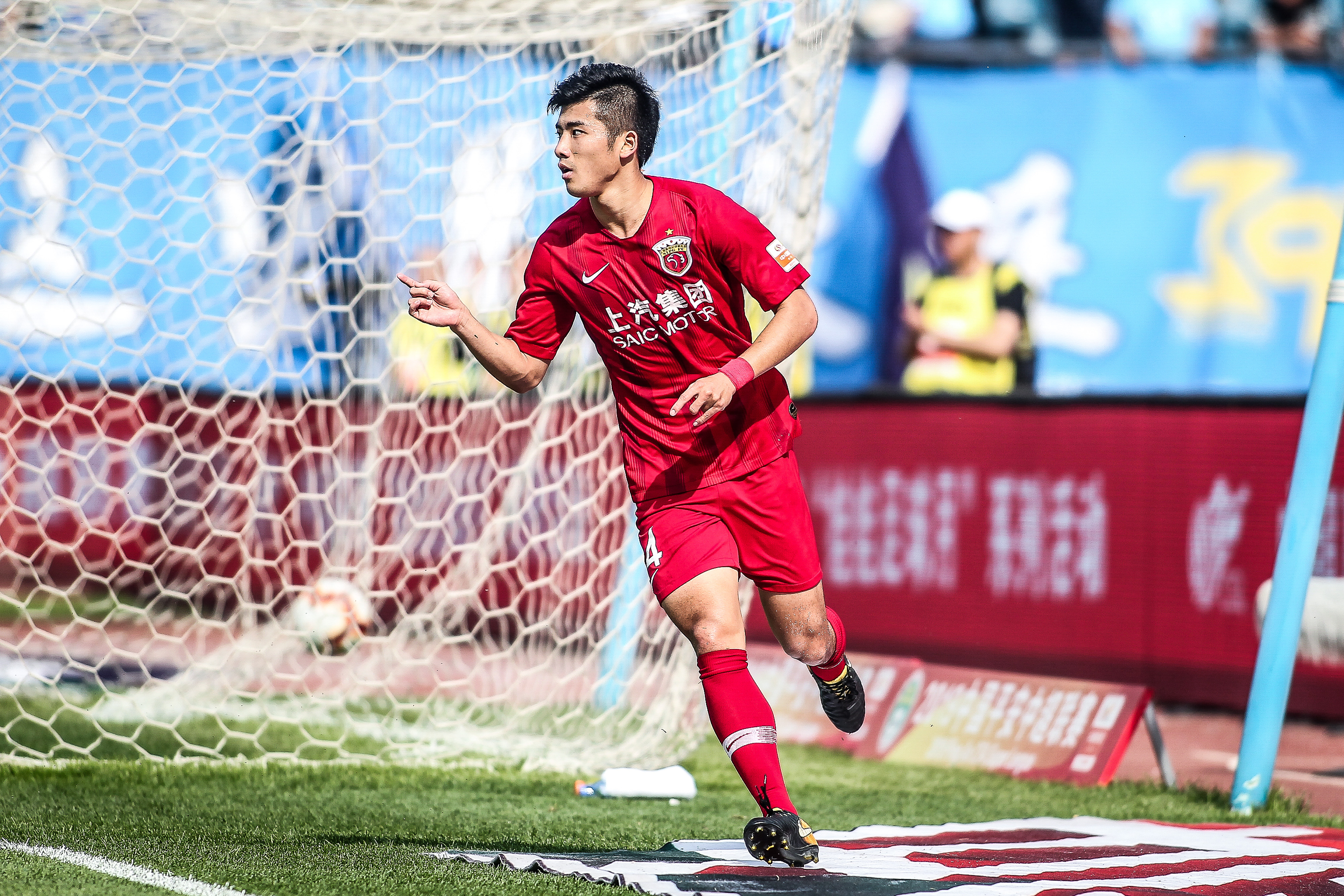 斯卢茨基：申花外援最多调整1到2个，我不会给管理层施压（斯卢茨基：申花外援调整最多一两人，我不会向管理层施压）