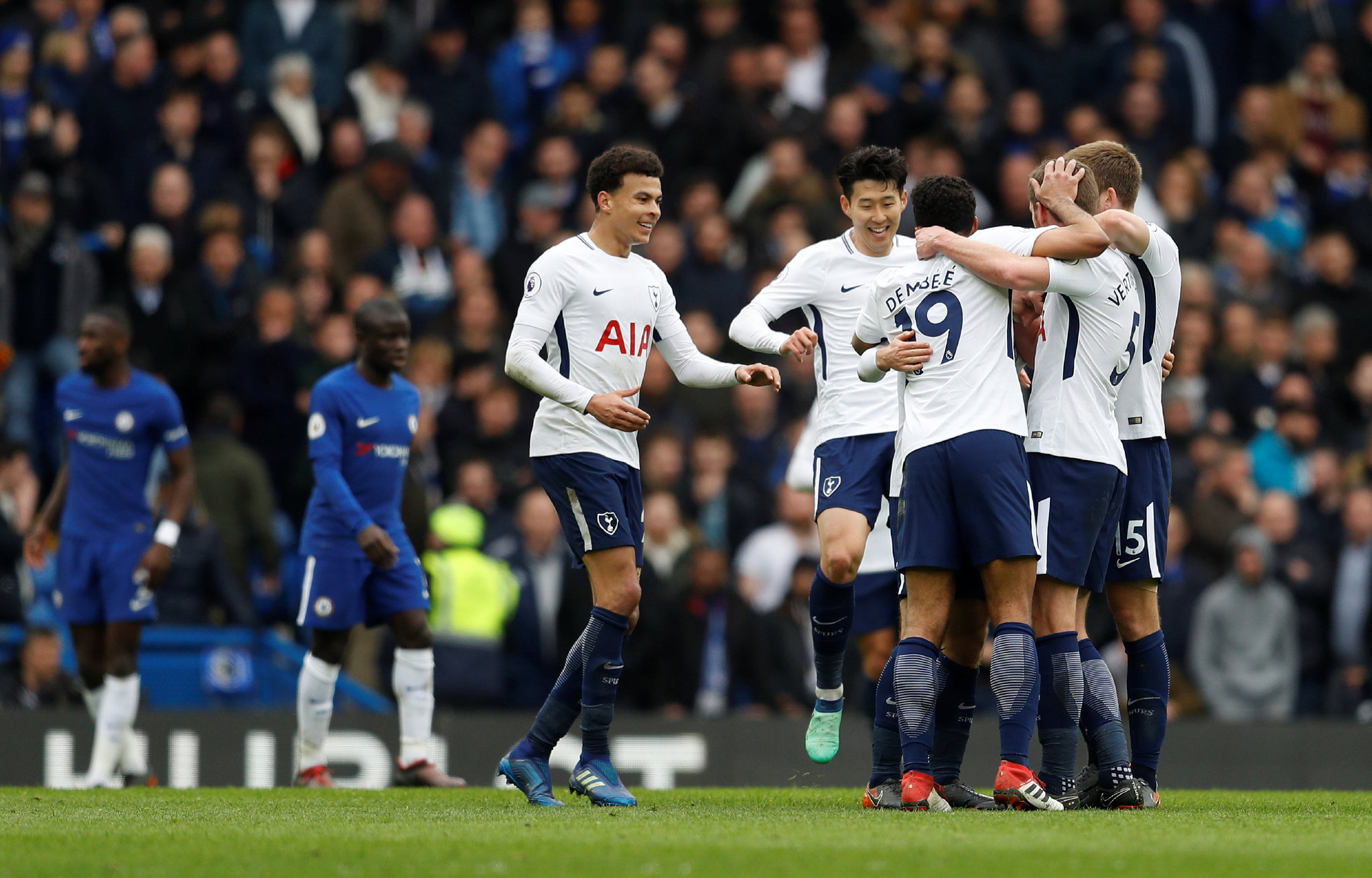 阿森纳险胜晋级却暴露顽疾，年轻球员信任危机何解？（惊险晋级仍现顽疾，阿森纳如何重建对年轻球员的信任？）