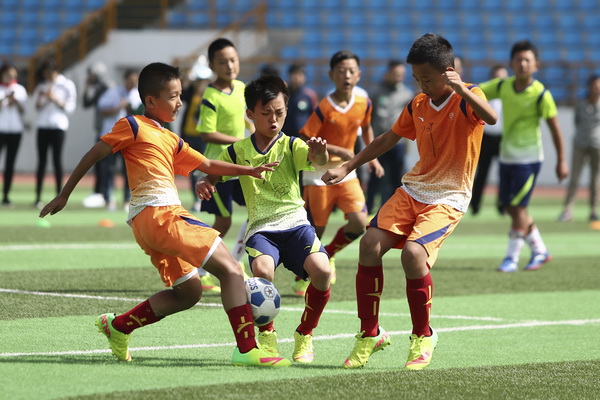 格策：很期待对阵巴萨，我们必须拿出百分之百的状态（格策：期待对决巴萨，我们必须百分百投入）