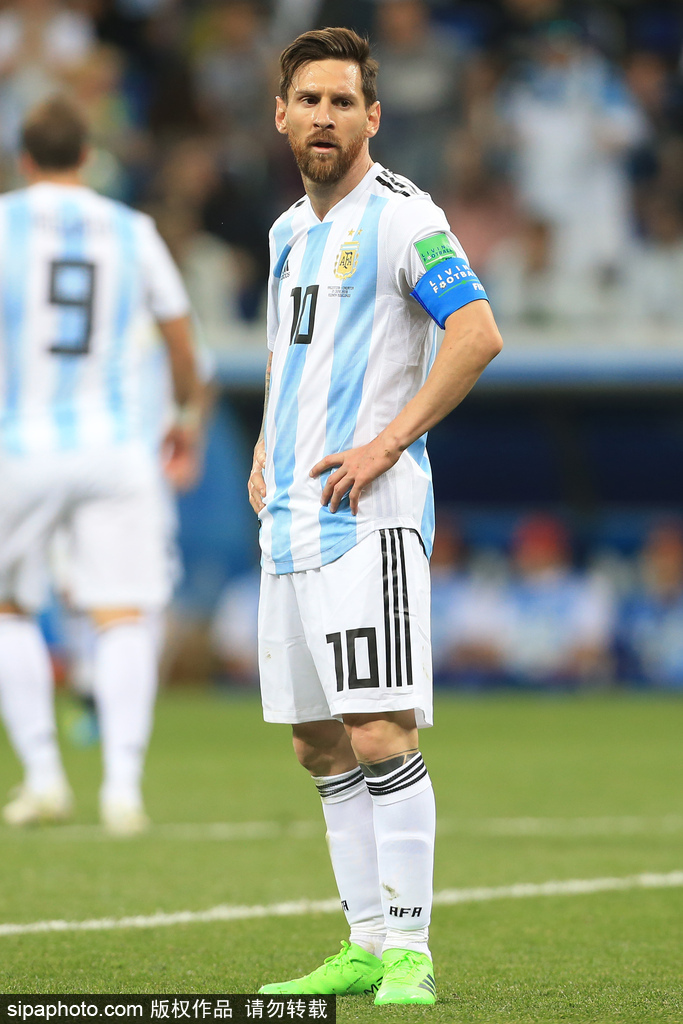 足球报：张外龙这几年一直关注铜梁龙，冲超后他独坐良久（足球报：张外龙多年关注铜梁龙，升入中超后他独自坐了很久）