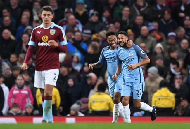 记者：诺坎普保安看到梅西后非常惊讶，当即就放他进去了（记者称：诺坎普保安认出梅西惊讶不已，立刻放行）