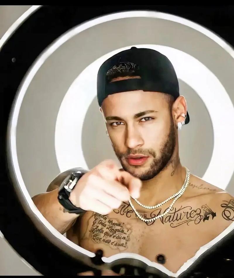 世体：齐达内现身伯纳乌但不会接替阿隆索，他只想执教法国（世体：齐达内现身伯纳乌，但无意接班阿隆索，只愿执教法国队）