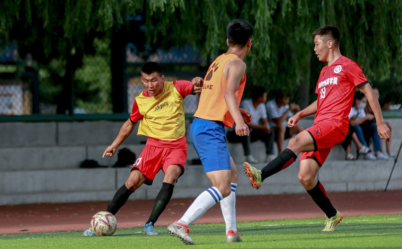 看台嘘声不断（看台嘘声此起彼伏）