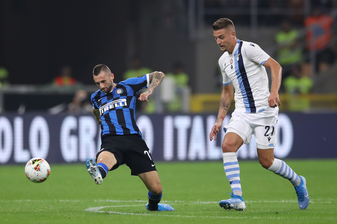 世体：奥尔莫左肩脱臼恢复良好，预计伤缺一个月