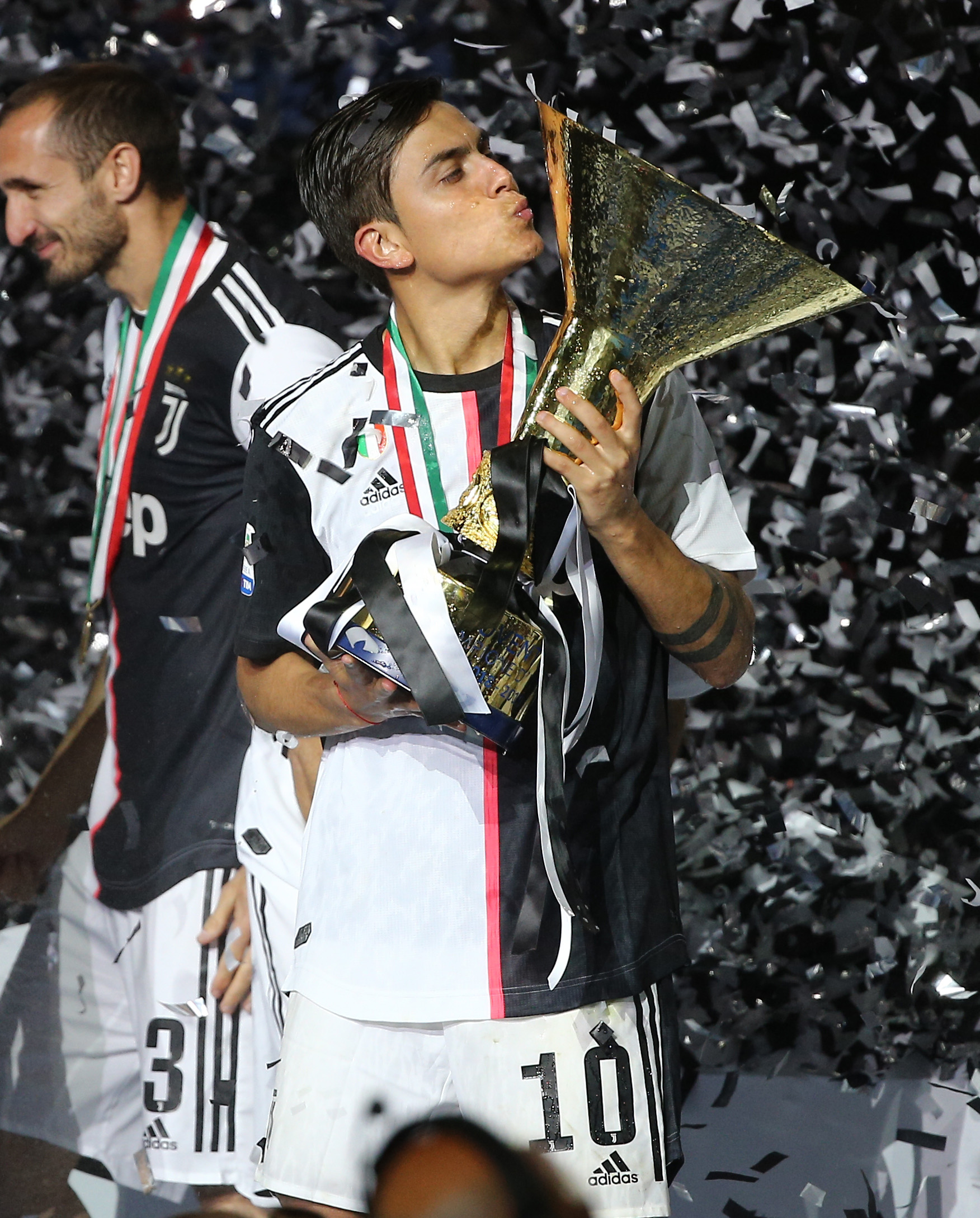 莱奥：我正在学习踢中锋，球队在场内场外都在帮助我（莱奥：正学习胜任中锋，球队场上场下都在帮我）