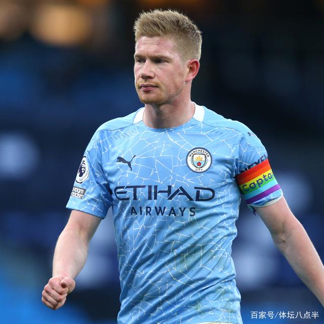 雪花飘飘北风萧萧，记者：世界杯抽签仪式场外下着大雪（大雪纷飞北风呼啸，世界杯抽签仪式场外寒风凛冽）