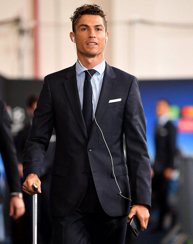 广东男篮在CBA俱乐部杯中以56-30大胜合肥狂风，发挥出色，攻防效率高，取得八强资格。